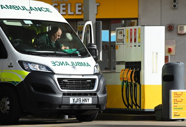 An ambulance driver stops at a petrol station in London. Photo: EPA-EFE 