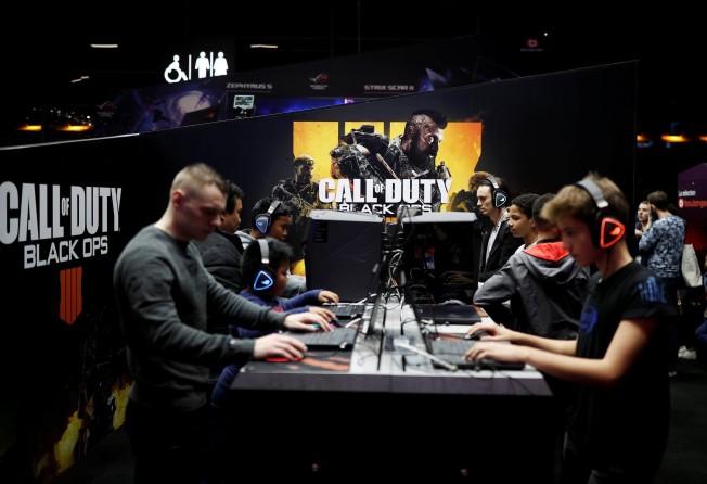 Gamers play Call of Duty: Black Ops 4 at the Paris Games Week. Photo: Reuters