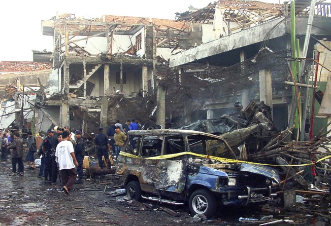Police officers inspect the ruins of a nightclub destroyed in the Bali Bombing of October 2002. Photo: AP