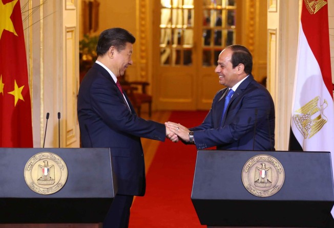 Chinese President Xi Jinping shakes hands with Egyptian President Abdel Fattah al-Sisi during a visit to Cairo in 2016. Photo: EPA