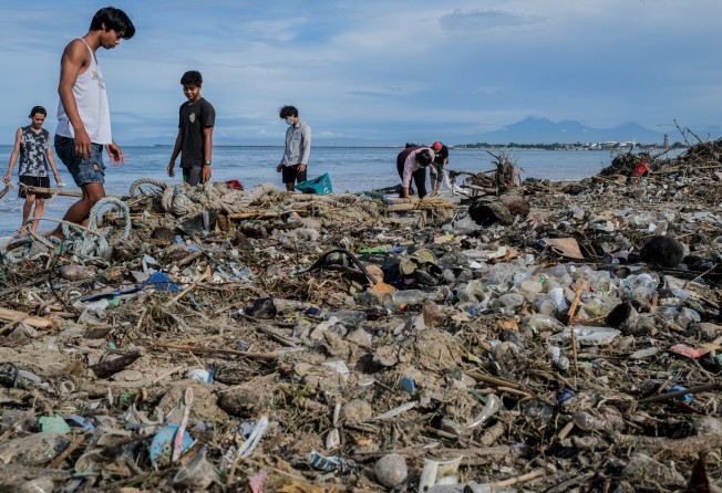Villagers work to clean up trash stranded on Muaya Beach on the popular holiday island of Bali, Indonesia, on January 10, 2021. Photo: Getty Images