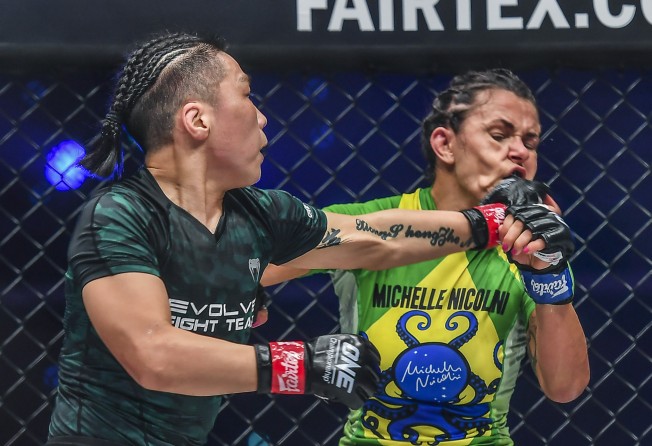 Xiong Jingnan punches Michelle Nicolini.