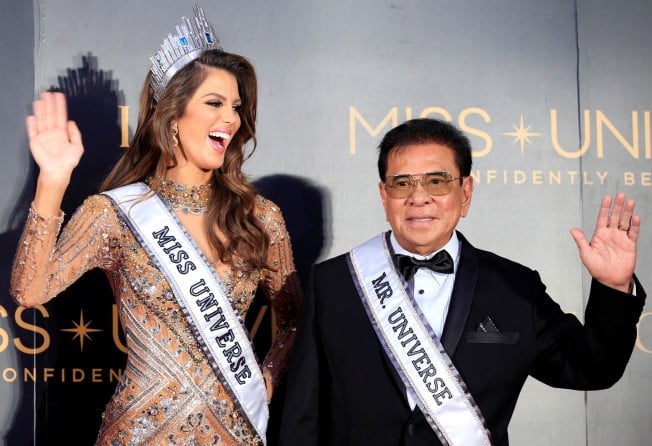 Newly-crowned Miss Universe Iris Mittenaere from France and Filipino tycoon Luis “Chavit” Singson, wave after a news conference in Manila in 2016. Photo: Reuters