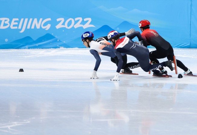 Hwang Dae-heon (left) of South Korea, Sjinkie Knegt (centre) of the Netherlands and China’s Li Wenlong compete during the men’s 1,000m quarter-finals. Photo: Xinhua