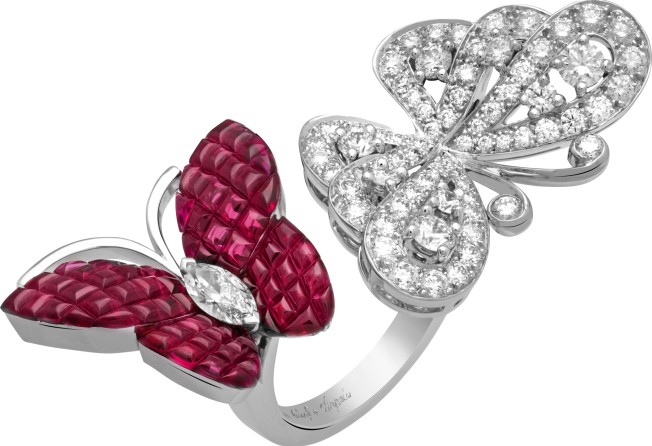 A butterfly takes flight on the between-the-finger ring.