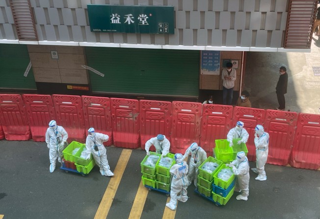 Health workers prepare to deliver groceries to a locked down Shenzhen neighbourhood. Photo: Weibo
