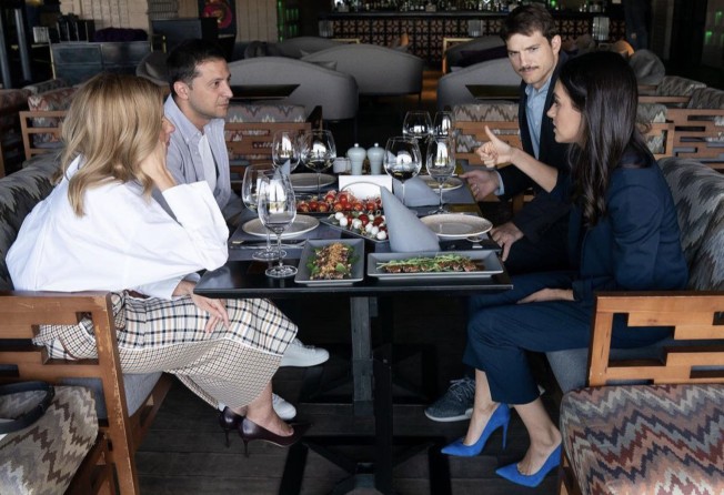 President Volodymyr Zelensky and his wife Olena Zelenska dine with Ashton Kutcher and Mila Kunis. Photo: @olenazelenska_official/Instagram