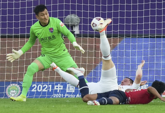 Radonjic (centre) of Qingdao FC competes during the fifth-round Chinese Super League match against Chongqing. Photo: Xinhua