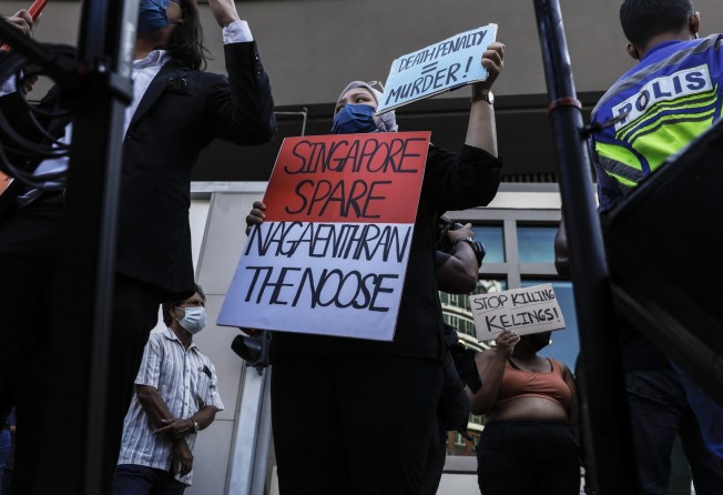 Activists in Malaysia demonstrate outside the Singapore embassy in Kuala Lumpur on April 23, 2022. Photo: EPA-EFE