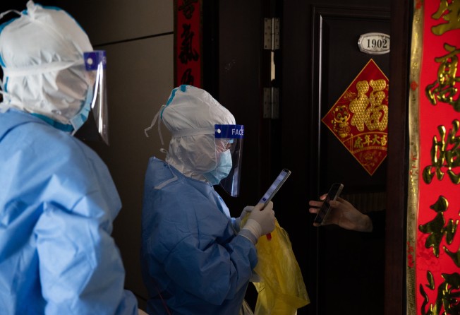 A medical worker scanned a resident’s health code for registration for a nucleic acid test at a building under closed-off management in Beicai Town in Shanghai on April 26, 2022. Photo: Xinhua