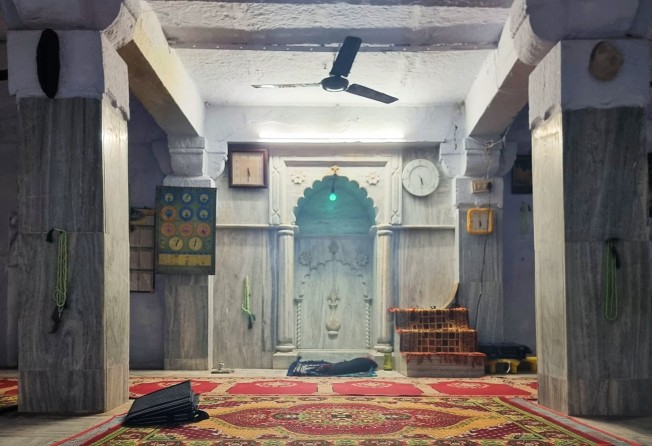 The praying area of the Chowkhamba Mosque. Photo: Ravi Tripathi