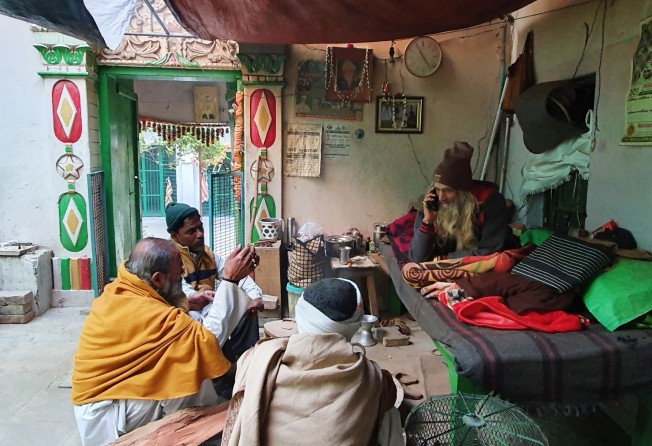 Bechan Baba’s makeshift home at the entrance of the shrine in Banaras. Photo: Ravi Tripathi