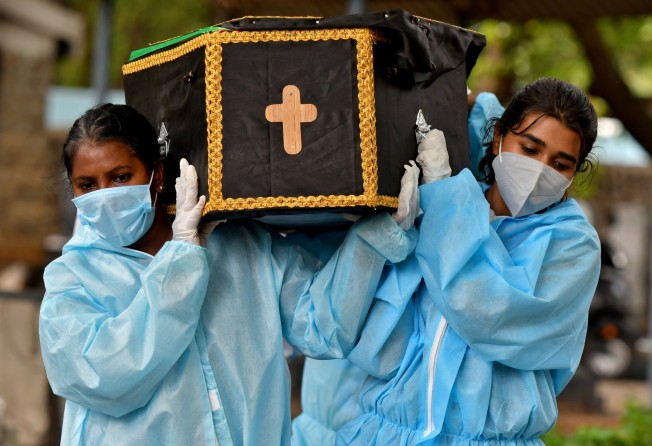 The the body of a person who died from the coronavirus disease is taken for burial at a cemetery in Bengaluru, India in May 2021. Photo: Reuters
