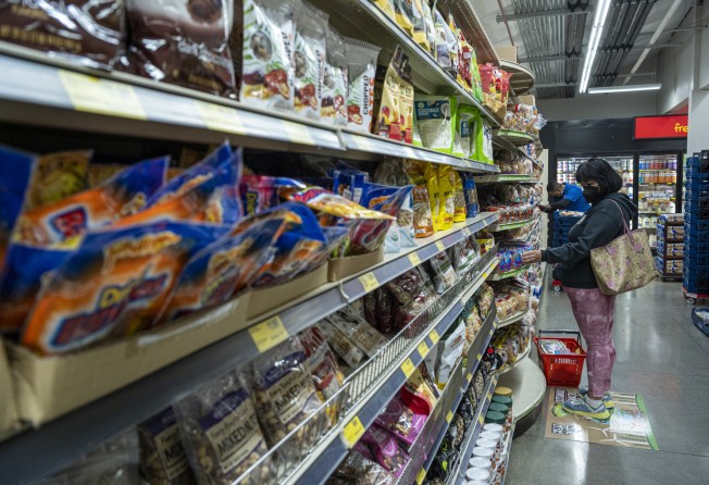 A shopper in a grocery shop in San Francisco, California, on May 2. US inflation-adjusted consumer spending rose in March. Photo: Morris/Bloomberg