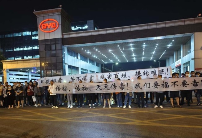 Hundreds of people gathered outside the BYD plant in Changsha on Saturday, accusing it of sickening some 600 children in the neighbourhood.