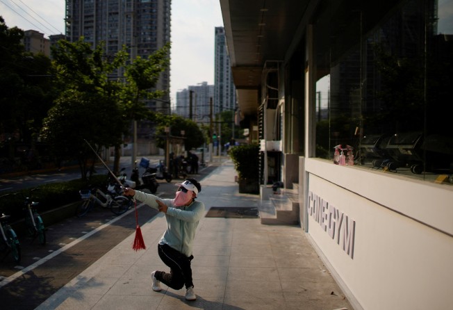 A resident exercised outside a closed gym in Shanghai on May 17, 2022. Photo: Reuters