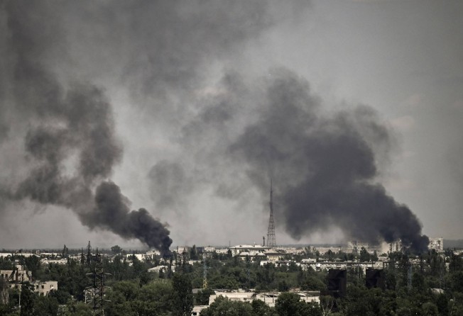 Smoke rises in the city of Severiodonetsk during heavy fighting between Ukrainian and Russian troops. Photo: AFP