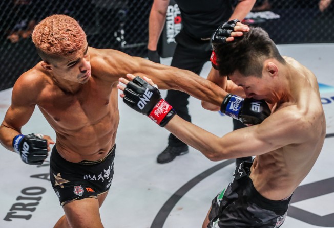 Fabricio Andrade punches Kwon Won-Il at ONE 158.