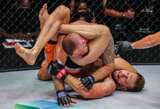 Reinier de Ridder chokes out Vitaly Bigdash to retain his middleweight MMA title at ONE 159.