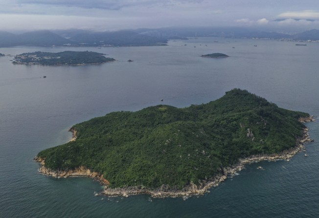Man-made islands will be built in the sea near Sunshine Island, Peng Chau (back left) and Siu Kau Yi Chau (back right). Photo: Martin Chan