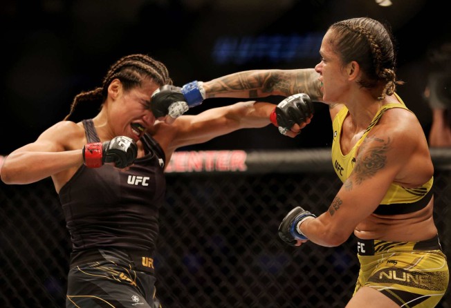 Amanda Nunes punches Julianna Pena in their bantamweight title rematch at UFC 277. Photo: AFP