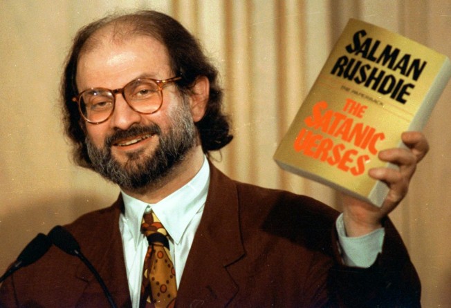 Salman Rushdie with a copy of The Satanic Verse at a 1992 news conference. Photo: Associated Press