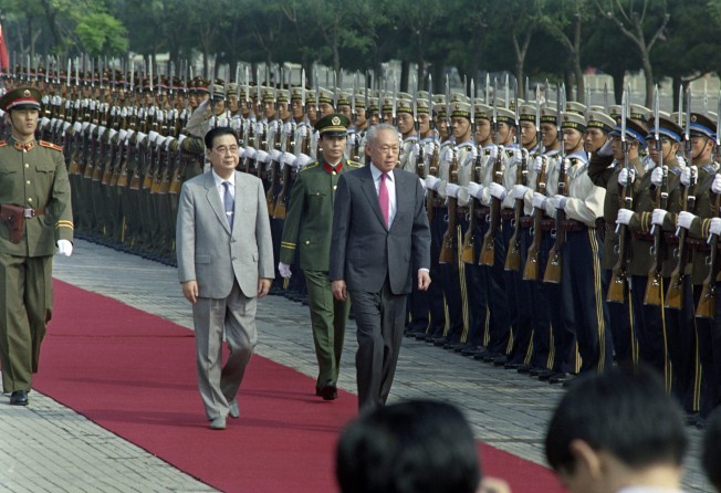 Singapore Prime Minister Lee Kuan Yew (centre) and his Chinese counterpart Li Peng (left) inspect the honour guard at the Great Hall of the People during an official visit to China in September 1988. Photo: AFP