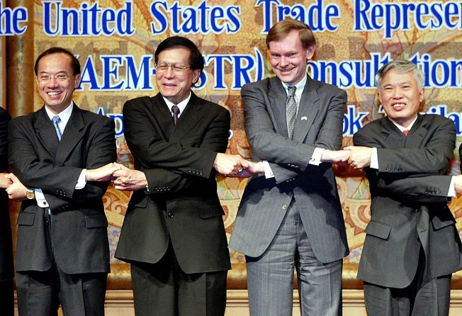 (From left) Singapore Trade Minister George Yeo, Thai Commerce Minister Adisai Bhotharamik, US Trade Representative Robert Zoellick and Vietnam Trade Minister Vu Khoan link hands during a meeting of Asean’s economic ministers in Bangkok in April 2002. Photo: AFP