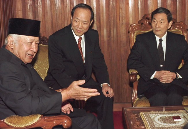 Vice-Prime Minister of The People’s Republic of China Zhu Rongji (right) during a meeting with Indonesian President Suharto (left) in May 1996 while in Jakarta to attend the Indonesia Summit Economic Conference. Photo: Reuters