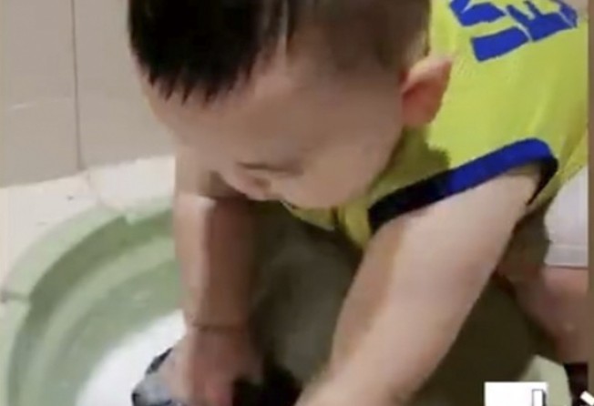 So far the toddler has mastered washing dirty clothes and mopping floors, but seems likely to take on more chores as he grows older, says his mother. Photo: Baidu