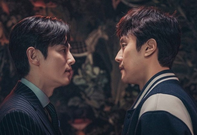 Kwon Yool (left) as Ku Tae-man and Jung Woo as Jegal Gil in a still from Mental Coach Jegal.