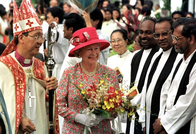 Britain’s Queen Elizabeth meets church leaders during a trip to Malaysia on September 20, 1998. Photo: AFP