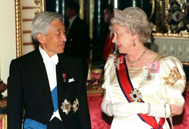 Britain’s Queen Elizabeth chats to Japanese Emperor Akihito in London in 1998. Photo: Reuters