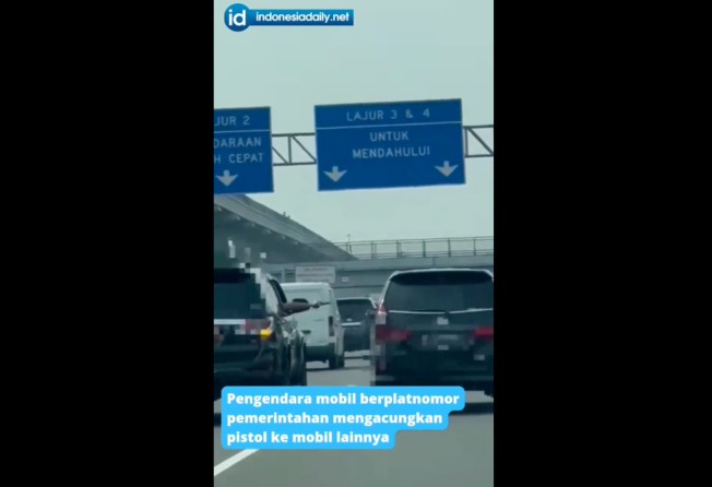 An Indonesian military captain has come under fire for pointing a gun at another car while driving a government-issued vehicle in West Java. Photo: Twitter @InfoJakarta