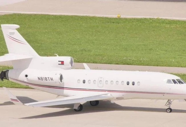 Tommy Hilfiger’s private jet has the brand’s logo on it. Photo: YouTube