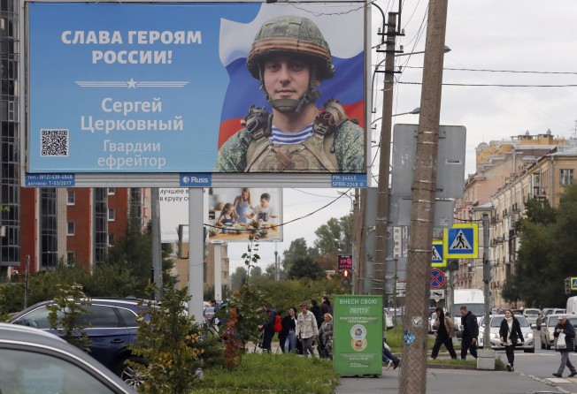 A billboard depicting a soldier with the slogan ‘Glory to the Heroes of Russia’ stands in St. Petersburg, Russia on September 20, 2022. Photo: EPA-EFE