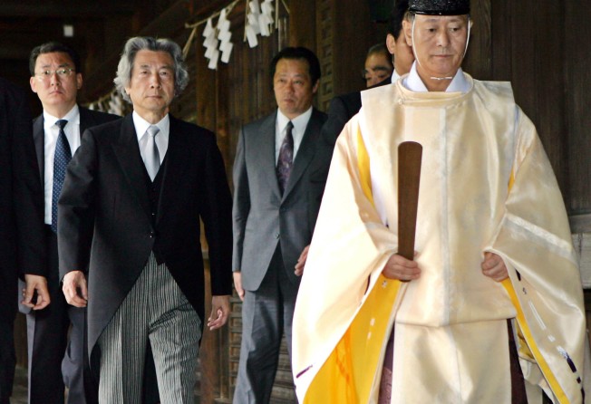Then Japanese prime minister Junichiro Koizumi (centre) follows a Shinto priest during a visit to the Yasukuni Shrine in Tokyo on August 15, 2006, on anniversary of Japan’s World War II defeat. Photo: AFP