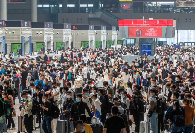 Passengers crowd the Zhengzhou East Railway Station in Henan a day before the week-long national holiday begins. Photo: AFP