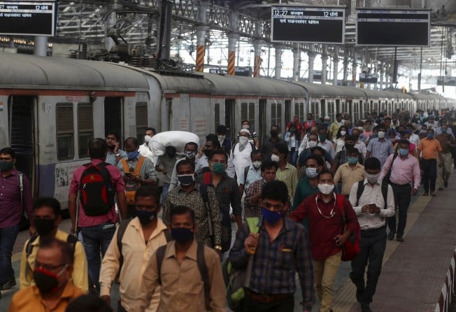 Indian commuters crowd the Chhatrapati Shivaji train Terminus in Mumbai on February 1, 2021. Photo: AP