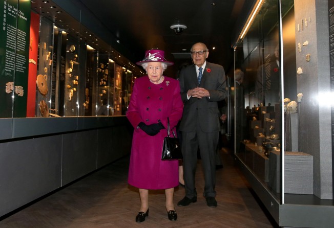 Queen Elizabeth and Hotung walking through the jade section for the reopening The Sir Joseph Hotung Gallery at The British Museum, in 2017. Photo: Getty Images