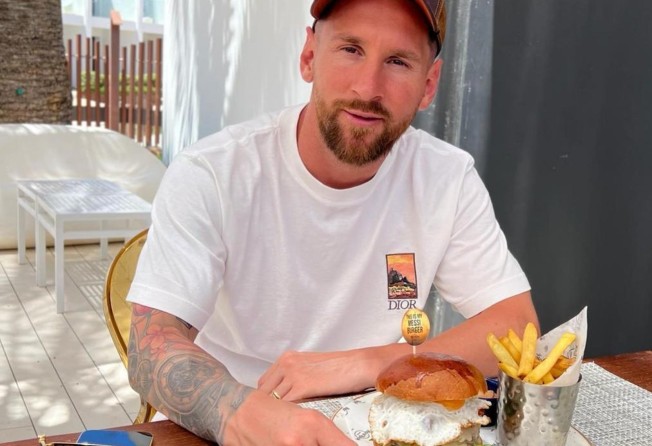 Lionel Messi, enjoying a burger like everyone else. Photo: @leomessi/Instagram