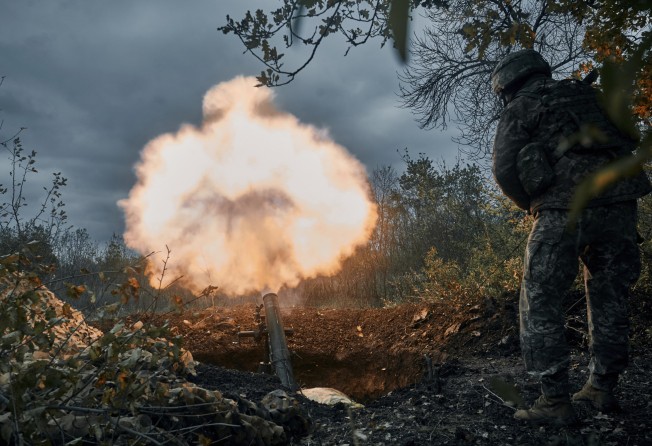 Ukrainian soldiers fire at Russian positions in Bakhmut, Donetsk region, Ukraine. Photo: AP