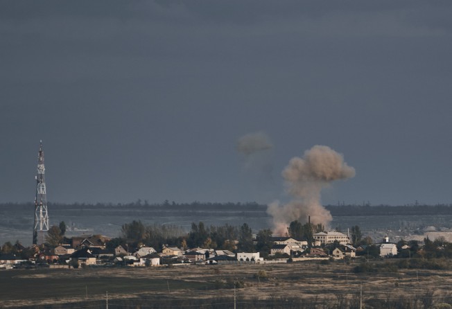 A plume of smoke rises after Russian shelling in Bakhmut, Donetsk region, Ukraine. Photo: AP