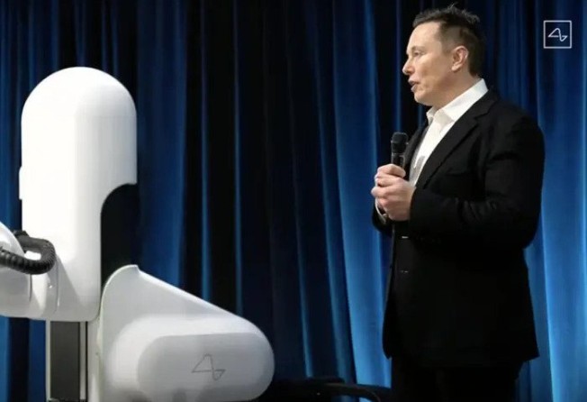 Elon Musk presenting Neuralink’s progress update in 2020. Photo: Neuralink/YouTube