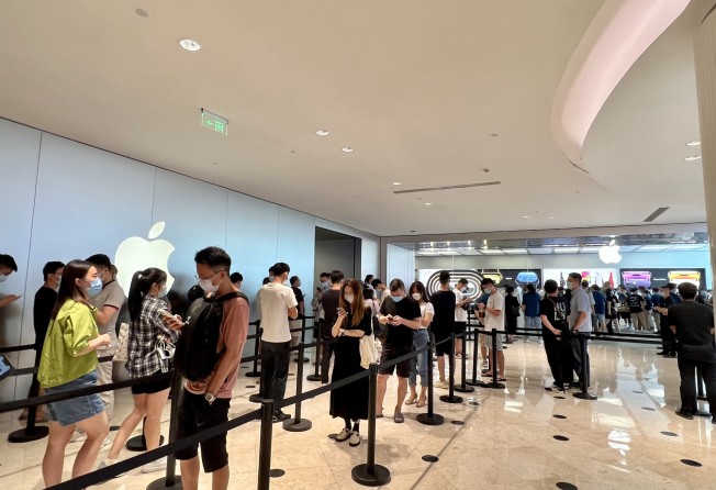 Shoppers lined up outside an Apple store in the southern Chinese city of Shenzhen on the launch day of the iPhone 14. Photo: Iris Deng
