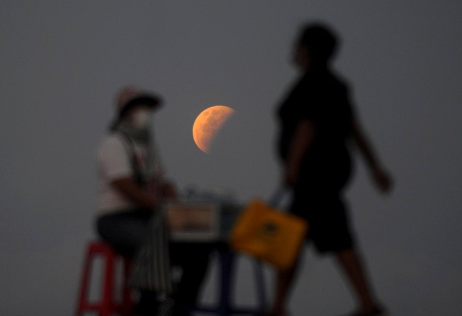A “super blood moon” seen in Bali, in Indonesia, on May 26, 2021. Photo: AFP