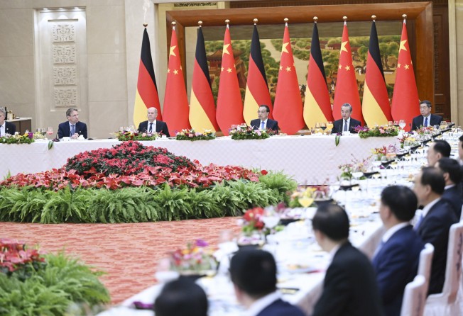 Chinese Premier Li Keqiang and German Chancellor Olaf Scholz hold talks with Chinese and German business leaders at the Great Hall of the People in Beijing on November 4. Photo: Xinhua