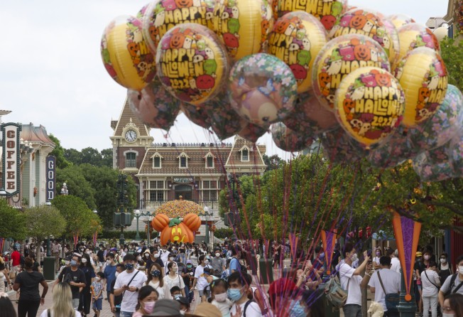 Visitors at Hong Kong’s Disneyland celebrate Halloween. Under newly eased measures, tour groups from overseas will be allowed to visit theme parks upon arrival. Photo: Yik Yeung -man