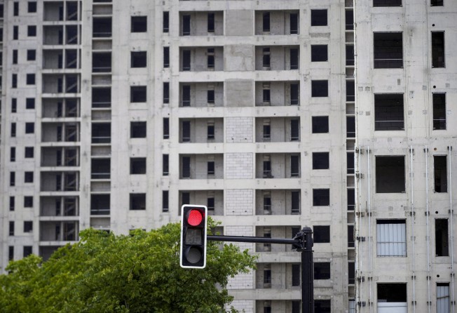 A traffic light is seen near a construction site of residential buildings in Shanghai on July 20, 2022. Photo: Reuters