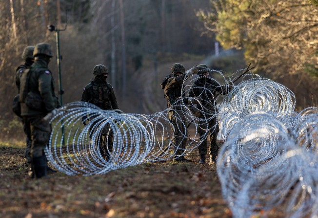 Soldiers of the Polish army install concertina wire at Poland’s border with Russian exclave Kaliningrad in Goldap, Poland. Photo: Getty Images / TNS